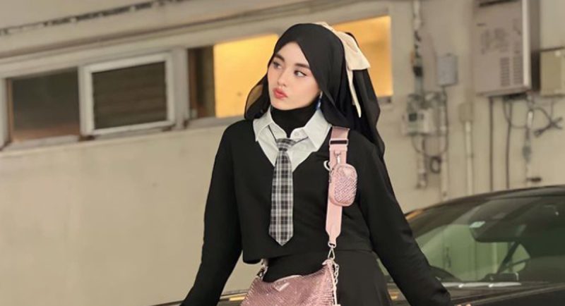 Masya Masyitah dikecam netizen ekoran penyanyi itu memakai pakaian yang menampakkan bahagian pehanya kepada umum.