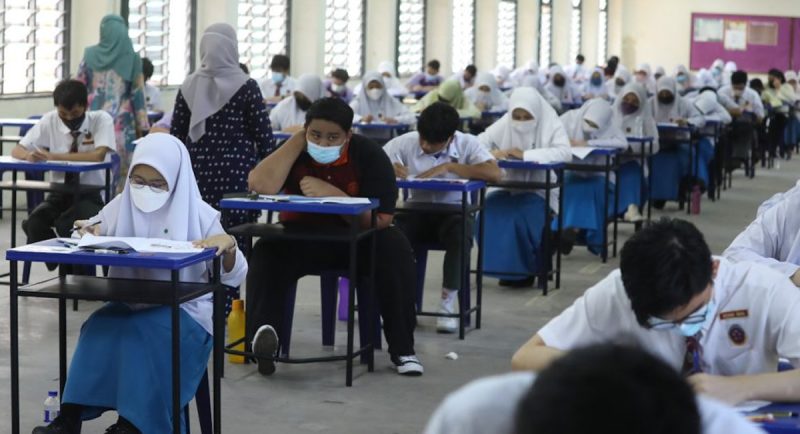 Guru dedah 70K calon SPM tidak layak mendapat sijil kerana gagal dalam subjek BM dan Sejarah SPM 22. Ada yang tahu baca tapi tak reti eja.