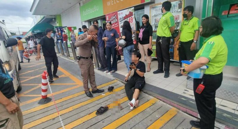 Gara-gara pakai helmet dalam shopping mall, penghantar makanan ditembak polis