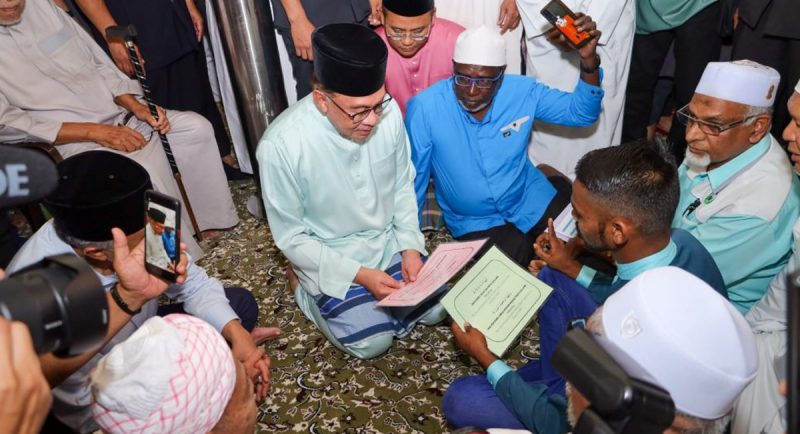 Anwar Ibrahim mengislamkan pemuda India di Klang