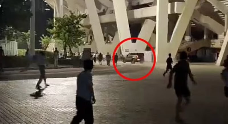 warga emas rempuh orang ramai di Zhuhai