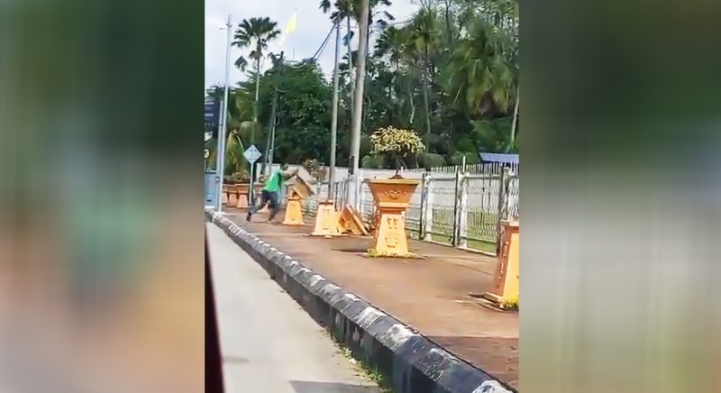 Lelaki kurang siuman pecahkan pasu bunga