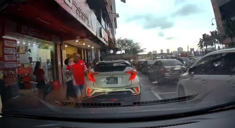 Pemandu Singapura selamba parking depan kedai, halang laluan kenderaan lain