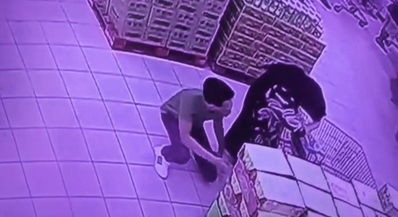 Polis kesan lelaki rakam bawah kain