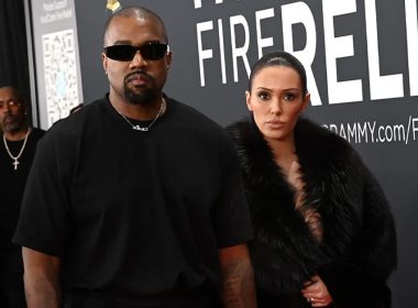 Kanye West dan Bianca Censori ketika menghadiri acara sebelum berita perceraian mereka tersebar.
