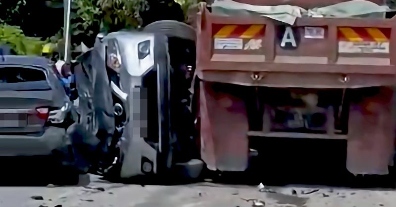 Lori hilang kawalan rempuh 8 kenderaan di hadapan sekolah.
