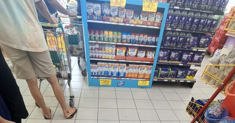 Keluarga gembira berbelanja berkat Bantuan SKAS di Sarawak.