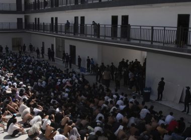 Mangsa penipuan kerja palsu duduk beramai-ramai di pusat tahanan sempadan Myanmar selepas diselamatkan.