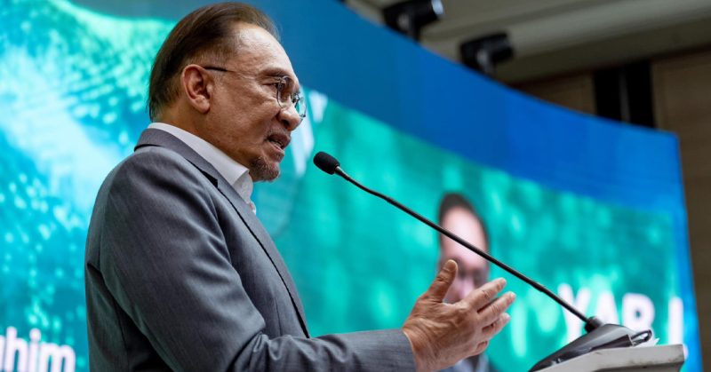 Anwar Ibrahim memberi kenyataan kepada media mengenai isu agama dan politik.