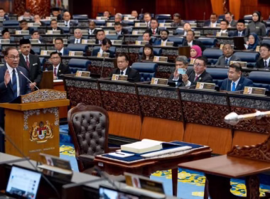 Ahli Parlimen ketika sesi sidang di Dewan Rakyat.
