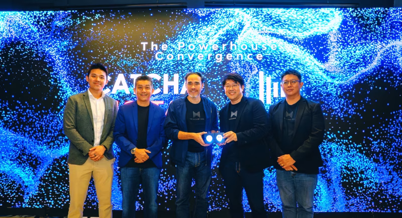Eric Tan, Voon Tze Khay, Patrick Grove, Jeand Pua Yin Chye, dan Jehcob Tan Eng Hong bergambar bersama selepas majlis pengumuman pengambilalihan 60% kepentingan dalam Framemotion Studio oleh Catcha Digital.