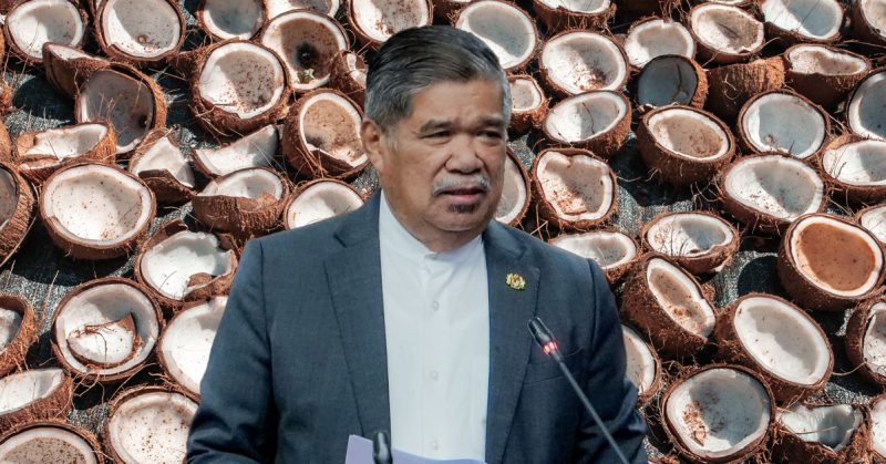Santan kelapa dalam mangkuk dengan latar belakang kelapa segar.