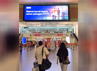 Iklan PTPTN di KLIA2 yang viral di media sosial.