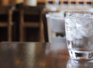 Segelas minuman berais diletakkan di atas meja restoran.