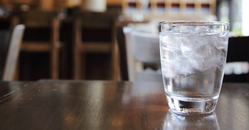 Segelas minuman berais diletakkan di atas meja restoran.