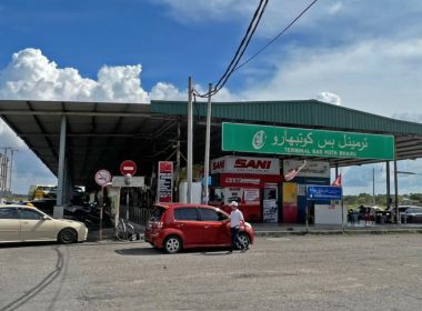 Anthony Loke menjelaskan isu terminal bas Kelantan di Dewan Negara.