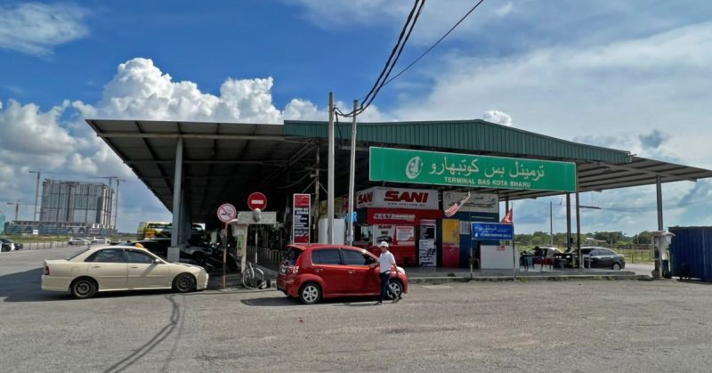 Anthony Loke menjelaskan isu terminal bas Kelantan di Dewan Negara.