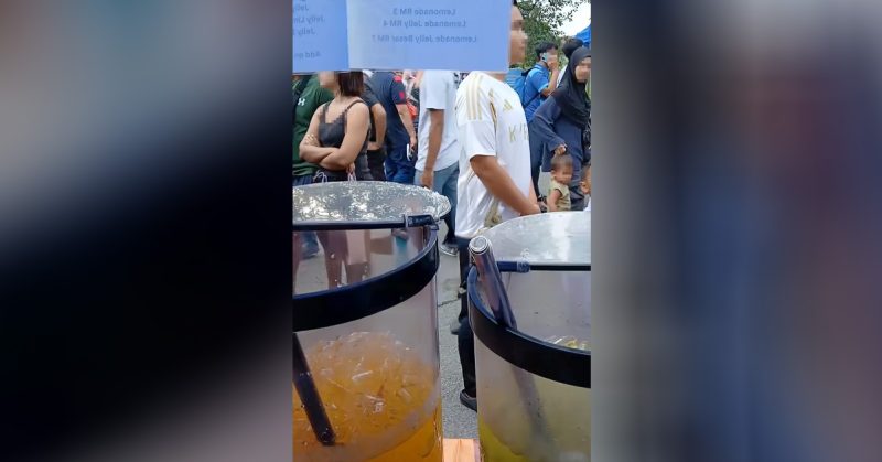 Perbincangan netizen mengenai peniaga bazar Ramadan yang kecewa kedainya tidak mendapat pelanggan.