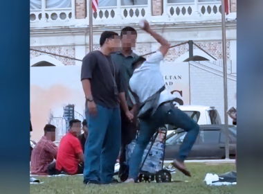 Peniaga tak berlesen baling barang selepas disita penguat kuasa di Dataran Merdeka