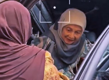 Tun Hasmah berhijab ketika menghadiri majlis rasmi bersama Tun Dr. Mahathir.