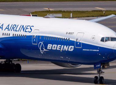 Pesawat Boeing 777 milik China Airlines sedang berada di landasan