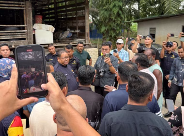 Pegawai JAIS dan wakil agensi berkaitan berbincang dengan penduduk di tapak masjid yang didakwa diceroboh di Dengkil