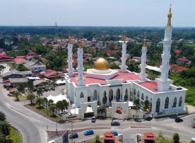 Pemandangan udara Masjid Muhammadi di Kelantan, melambangkan keamanan dan ketenangan negeri tersebut.