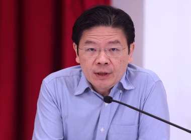 Perdana Menteri Singapura, Lawrence Wong, bercakap dalam satu sidang media rasmi.