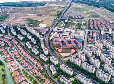 Pemandangan udara kawasan perumahan berstrata dan bertanah luas