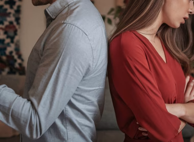 Pasangan suami isteri membelakangi satu sama lain dalam situasi tegang