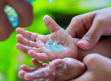 Tangan kanak-kanak dicuci dengan cecair pembasmi kuman sebagai langkah pencegahan HFMD