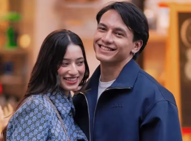 Jefri Nichol dan Ameera Khan tersenyum bersama dalam suasana santai di kawasan membeli-belah