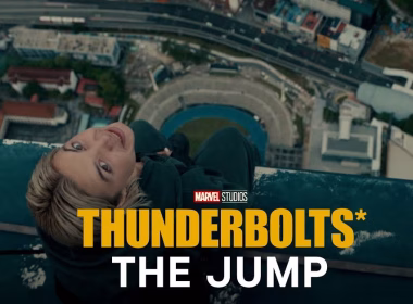 Pelakon filem Thunderbolts berdiri di tepi Menara Merdeka 118 dalam babak aksi dramatik