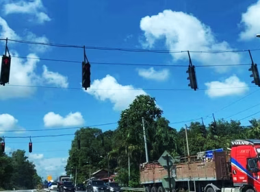 Lampu isyarat gantung di persimpangan Felcra Nasaruddin, Jalan Ipoh–Lumut, Perak.