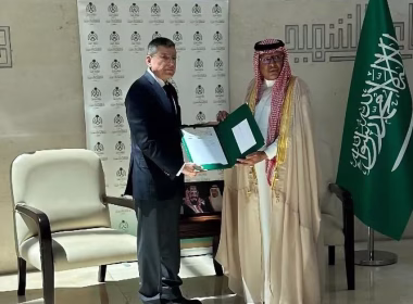 Penyerahan bantuan kewangan Arab Saudi kepada Palestin di Kedutaan Arab Saudi di Amman