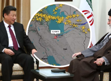 Xi Jinping dan Ayatollah Ali Khamenei berbincang, dengan imej radar penerbangan pesawat CLX9875 di Tehran