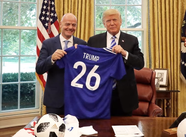 Gianni Infantino dan Donald Trump memegang jersi Piala Dunia 2026 dengan nama "Trump" di Rumah Putih