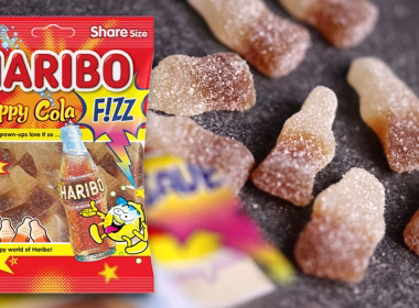 Bungkusan Haribo Happy Cola F!ZZ dan gula-gula berbentuk botol
