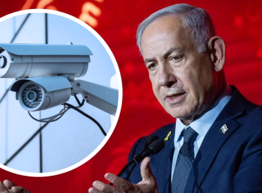 Dua unit CCTV terpasang di dinding bangunan moden