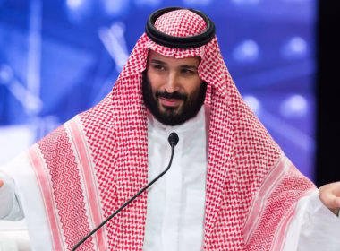 Putera Mahkota Arab Saudi tersenyum semasa wawancara rasmi