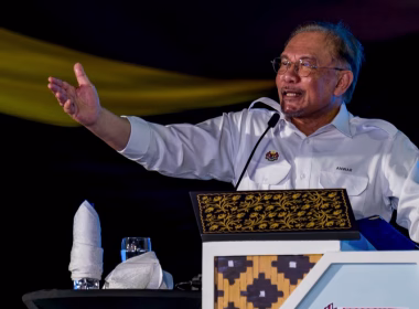 Anwar Ibrahim berucap di pentas Program MADANI Rakyat 2025