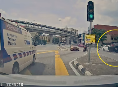 Detik kereta terbabas laju melanggar kenderaan di Jalan Ipoh dirakam dashcam