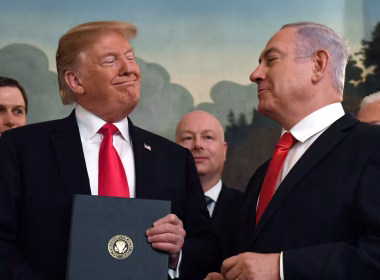 Donald Trump dan Benjamin Netanyahu berbual dalam satu majlis rasmi, kedua-duanya memakai tali leher merah