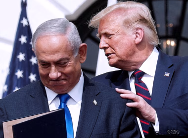 Donald Trump berbincang rapat dengan Benjamin Netanyahu dalam satu acara rasmi