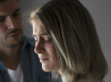 Lelaki dewasa berkelakuan kebudak-budakan sementara pasangannya kelihatan kecewa, simbolik kepada fenomena man child dan princess syndrome.