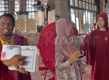 Petugas Masjid Putra menyambut pelancong dengan senyuman sambil memberi penerangan dalam pelbagai bahasa asing
