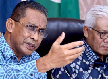 Takiyuddin Hassan bercakap dalam sidang media bersama Hamzah Zainudin.
