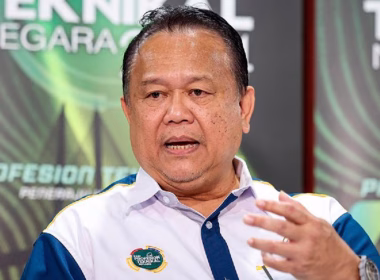 Menteri Kerja Raya, Datuk Seri Alexander Nanta Linggi sedang bercakap dalam satu sidang media.