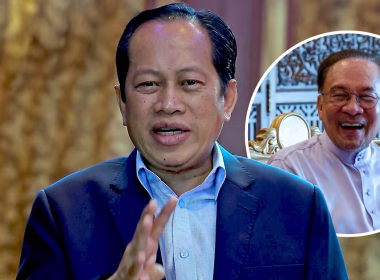 Ahmad Maslan beri kenyataan media, latar Anwar Ibrahim tersenyum