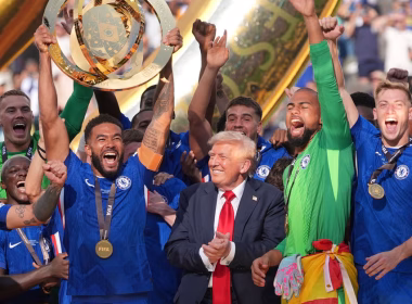 Donald Trump berdiri di tengah pemain Chelsea semasa meraikan kemenangan Piala Dunia Kelab FIFA 2025.